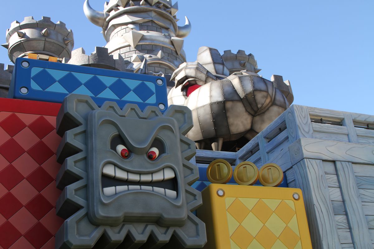 Una sezione del Super Nintendo World, con un gigantesco Twomp davanti al Castello di Bowser.