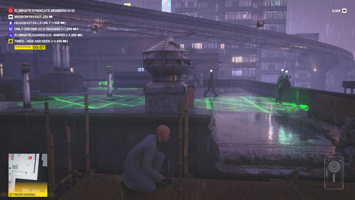 L'Agente 47 si accovaccia dietro un muretto a Chongqing nella modalità Freelancer di Hitman World of Assassination