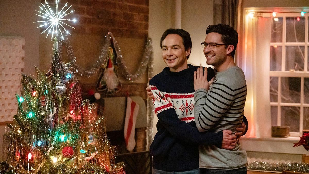 Due uomini (LR: Jim Parsons, Ben Aldridge) in maglioni natalizi si abbracciano mentre fissano amorevolmente un albero di Natale insieme.