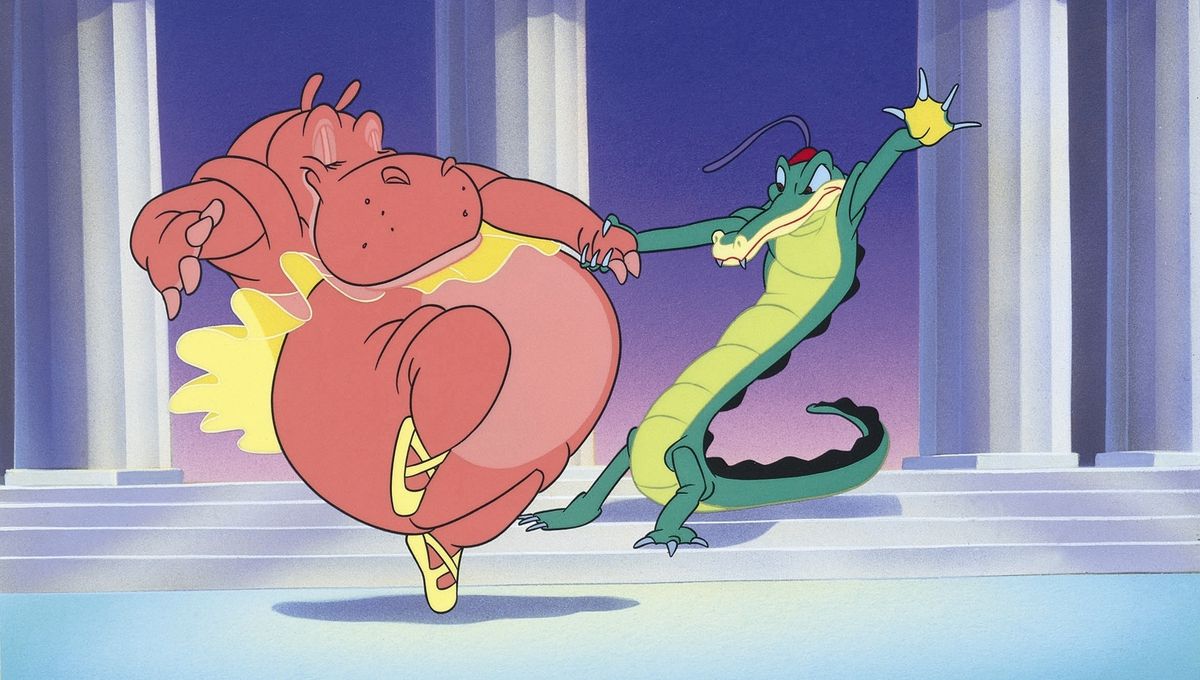 Un ippopotamo animato in tutù e scarpette da ballo, un alligatore con un berretto rosso e una lunga piuma danzano insieme in un segmento animato di Fantasia della Disney