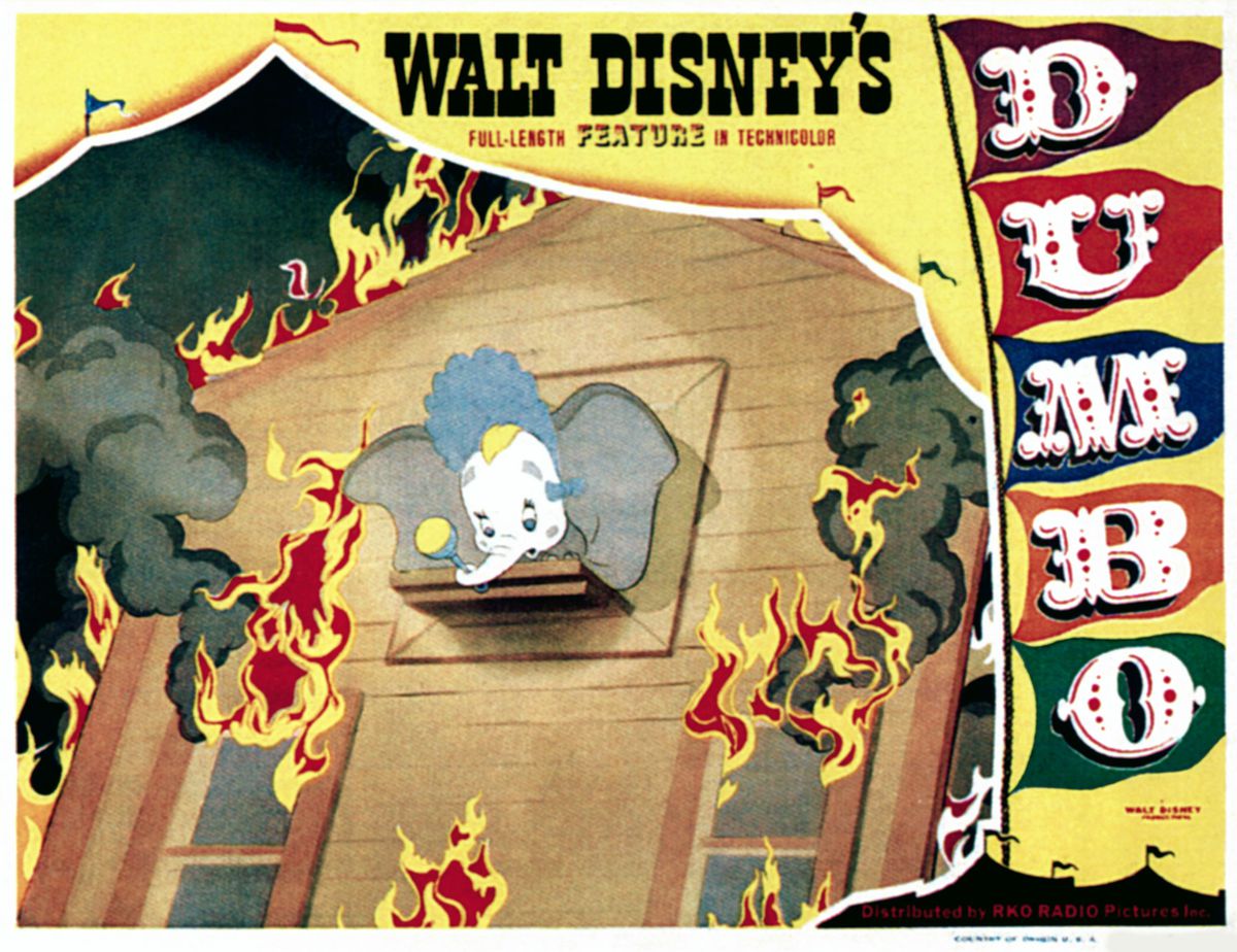 Una carta della lobby del 1941 di Dumbo di Walt Disney , con l'elefante dalle grandi orecchie titolare travestito da clown e una cuffia da bambino, che guarda fuori dalla finestra di una casa in fiamme, delimitata dal trattamento del titolo del film e dal lembo aperto di un tendone da circo