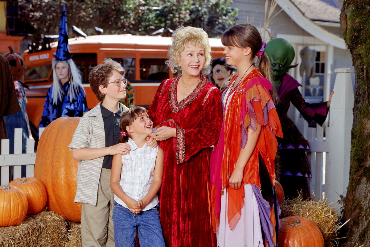la famiglia del pifferaio si riunisce durante Halloween e sorride