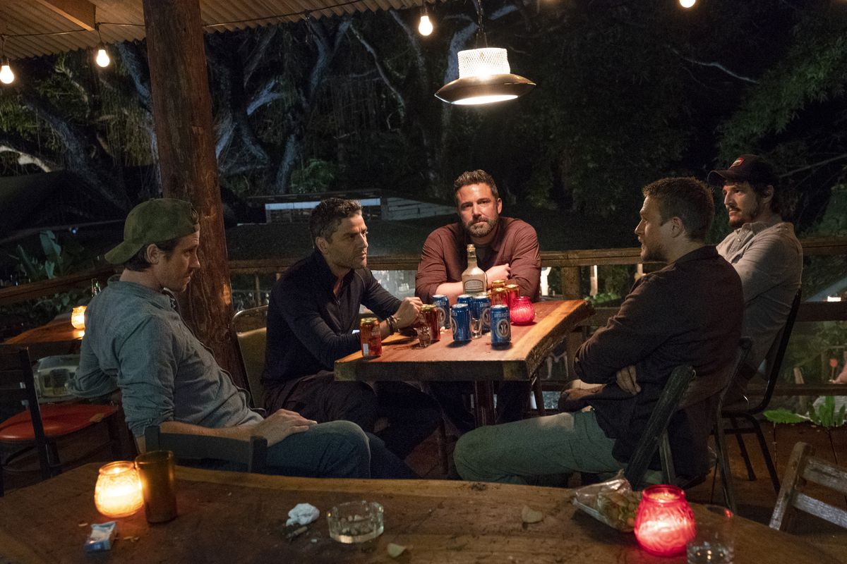 Garrett Hedlund, Ben Affleck, Oscar Isaac, Pedro Pascal e Charlie Hunnam siedono attorno a un tavolo con birre in Triple Frontier.