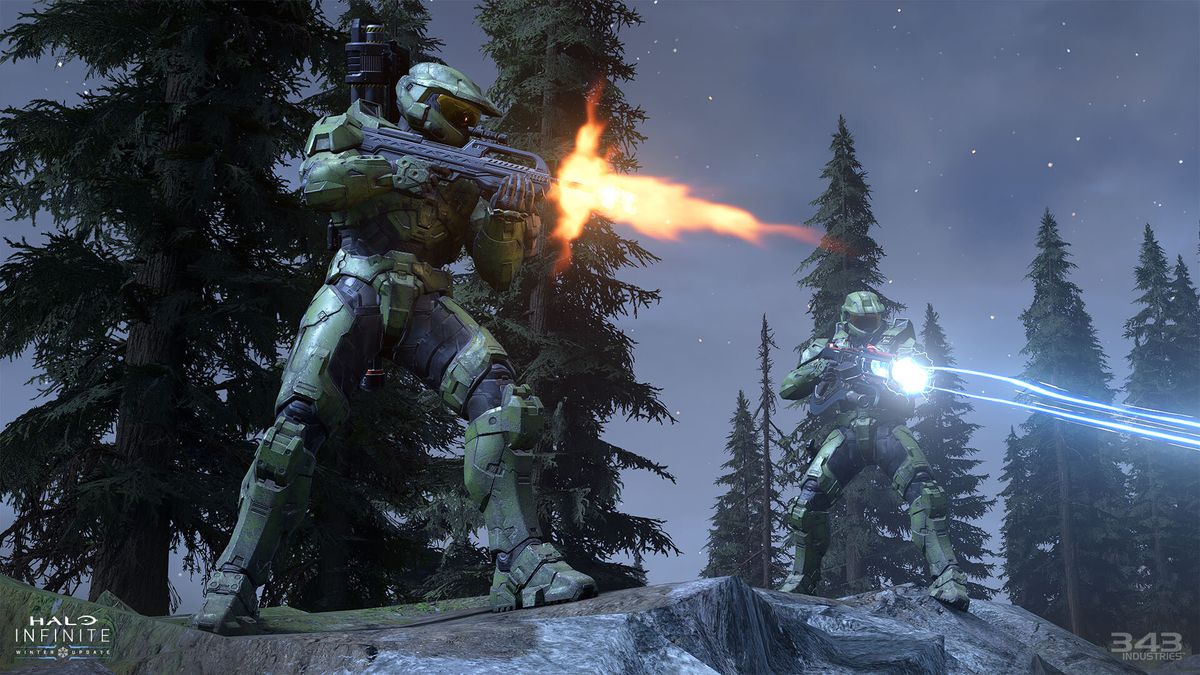 Master  Il capo e un altro Spartan sparano con armi da una roccia, con alberi dietro, in Halo Infinite
