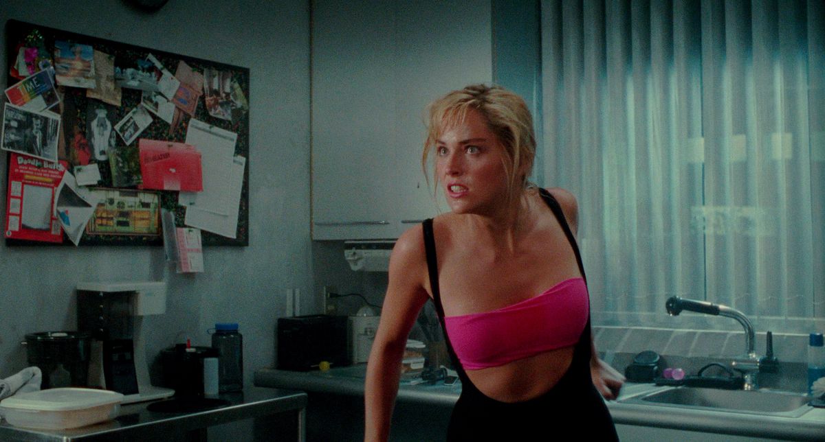 Sharon Stone sembra arrabbiata con un top rosa e un body in Total Recall