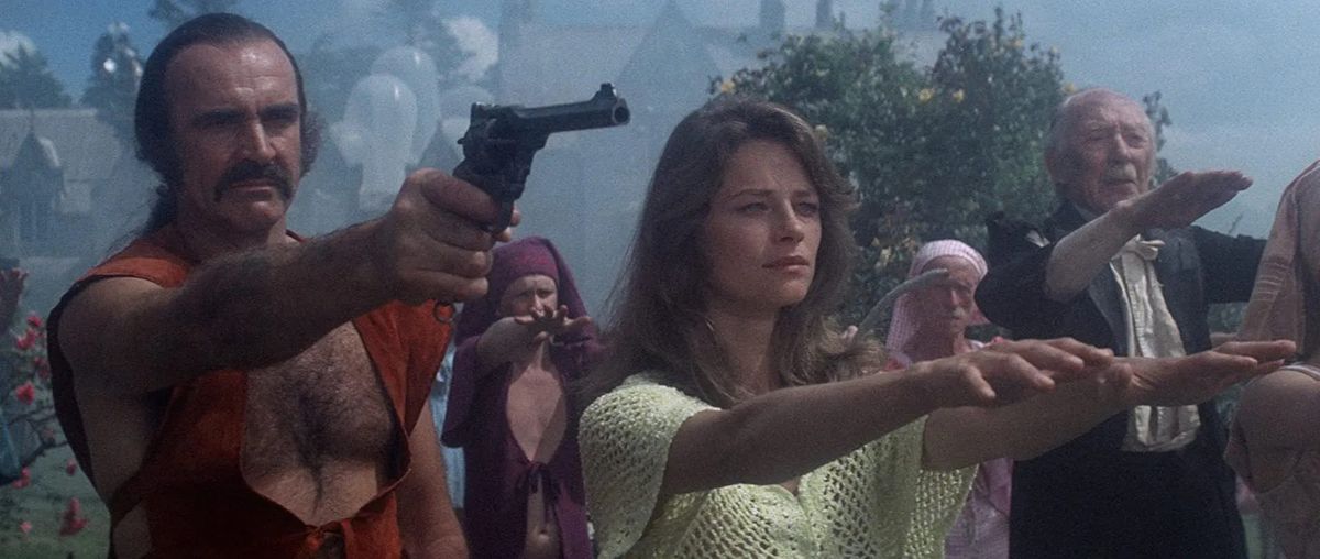 Charlotte Rampling è in piedi con le braccia protese davanti a lei, mentre Sean Connery è in piedi accanto a lei puntando una pistola fuori campo