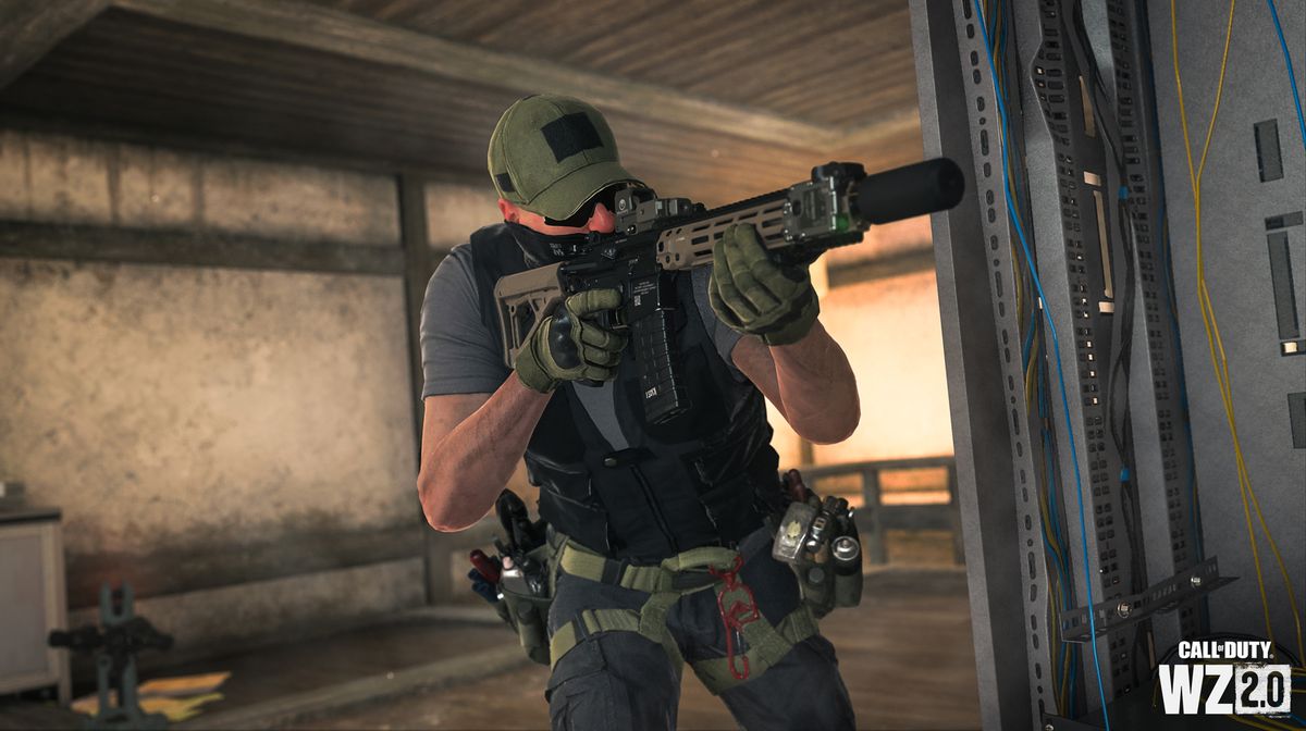 Uno screenshot del personaggio boss Bombmaker che punta la sua arma fuori dallo schermo in Warzone 2.0