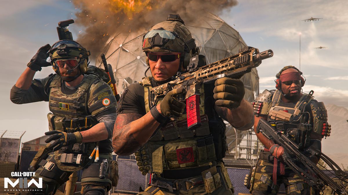 Tre soldati in piedi davanti a una cupola nel multiplayer di Modern Warfare 2