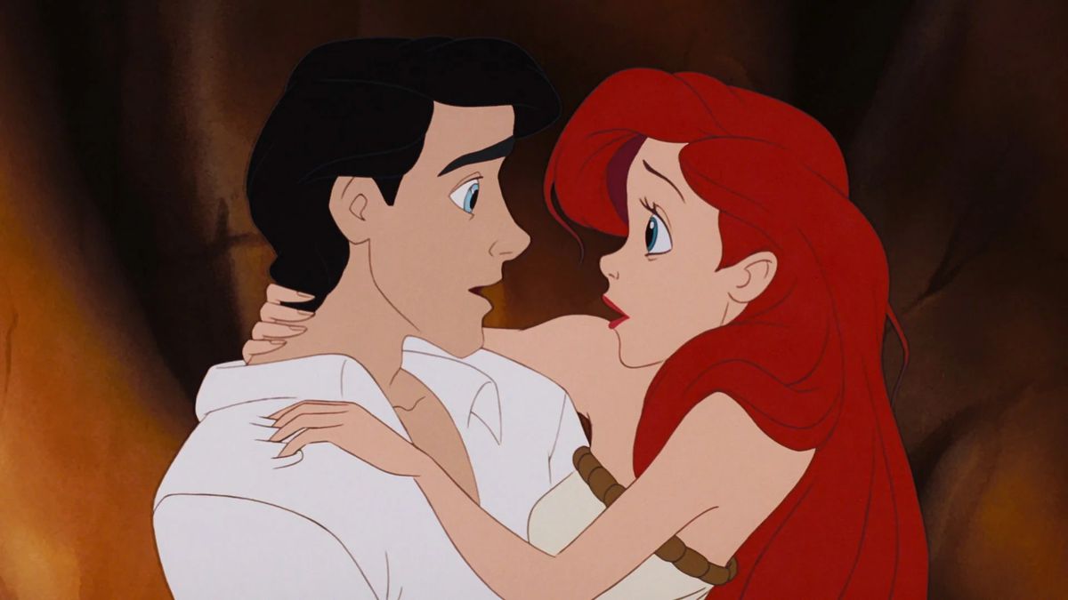 il principe eric tiene in braccio ariel, una sirena dai capelli rossi, dopo che lei ha provato a camminare per la prima volta
