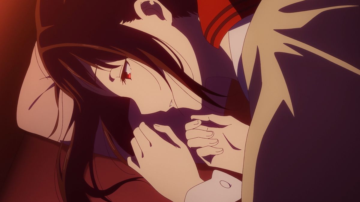 Kaguya Shinomiya, la co-protagonista dai capelli neri e dagli occhi rossi di Kaguya-sama: Love is War, è sdraiata su un fianco nel letto, le mani sollevate vicino al viso, con l'aria esausta, nel film Il primo bacio che non finisce mai