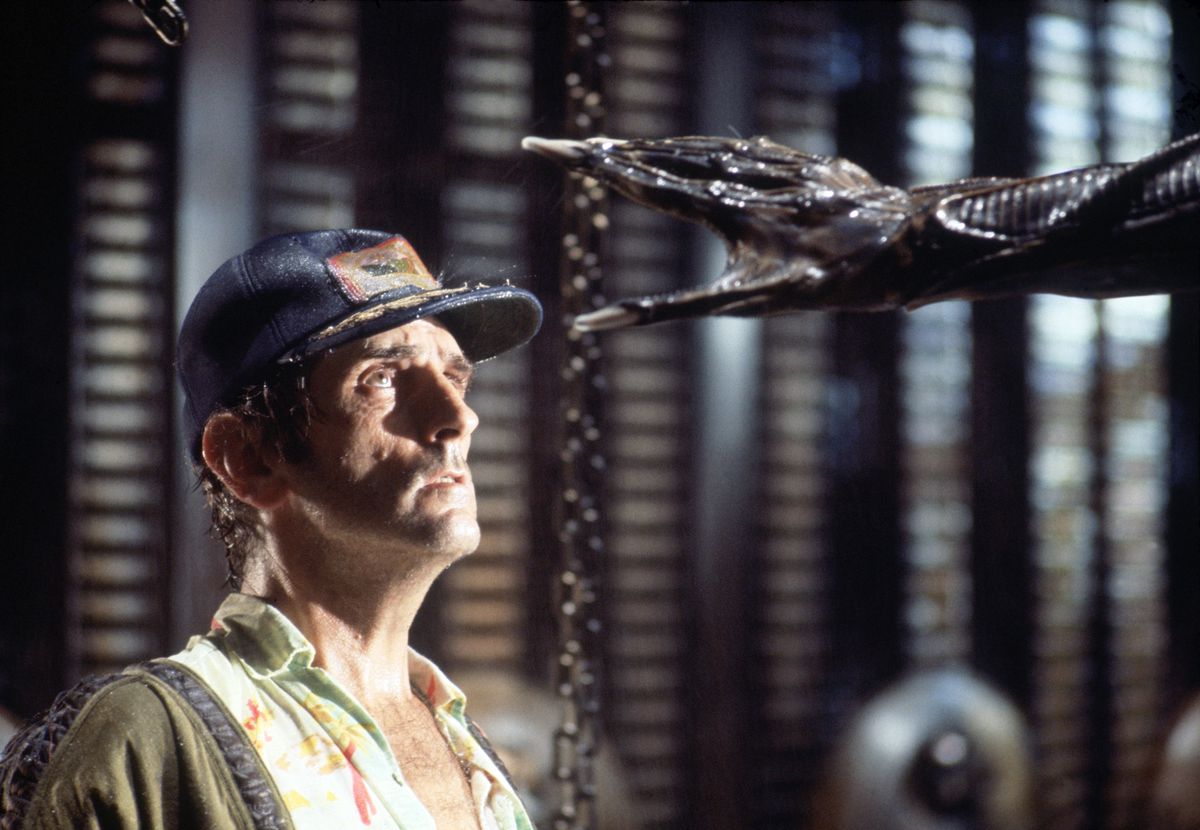 L'attore Harry Dean Stanton sul set di Alien del 1979, alza lo sguardo terrorizzato mentre la mano dello Xenomorfo raggiunge la sua testa