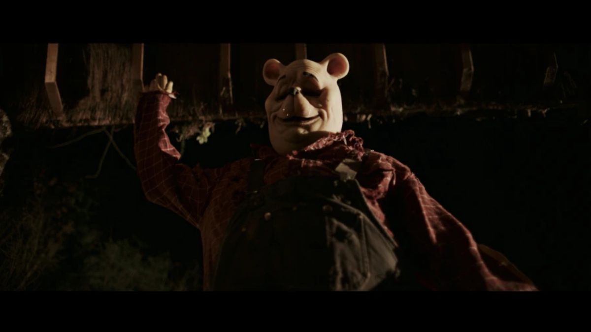 Pooh (Craig David Dowsett) si lancia verso l'alto per pugnalare una vittima fuori campo in Winnie the Pooh: Blood and Honey