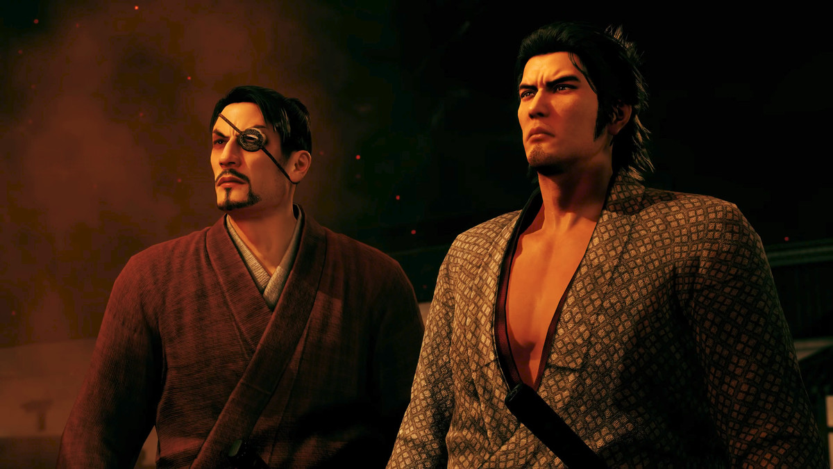 I personaggi abituali della serie Kazuma Kiryu e Goro Majima, come personaggi storici, stanno uno accanto all'altro davanti a un fuoco di notte in Like a Dragon: Ishin!