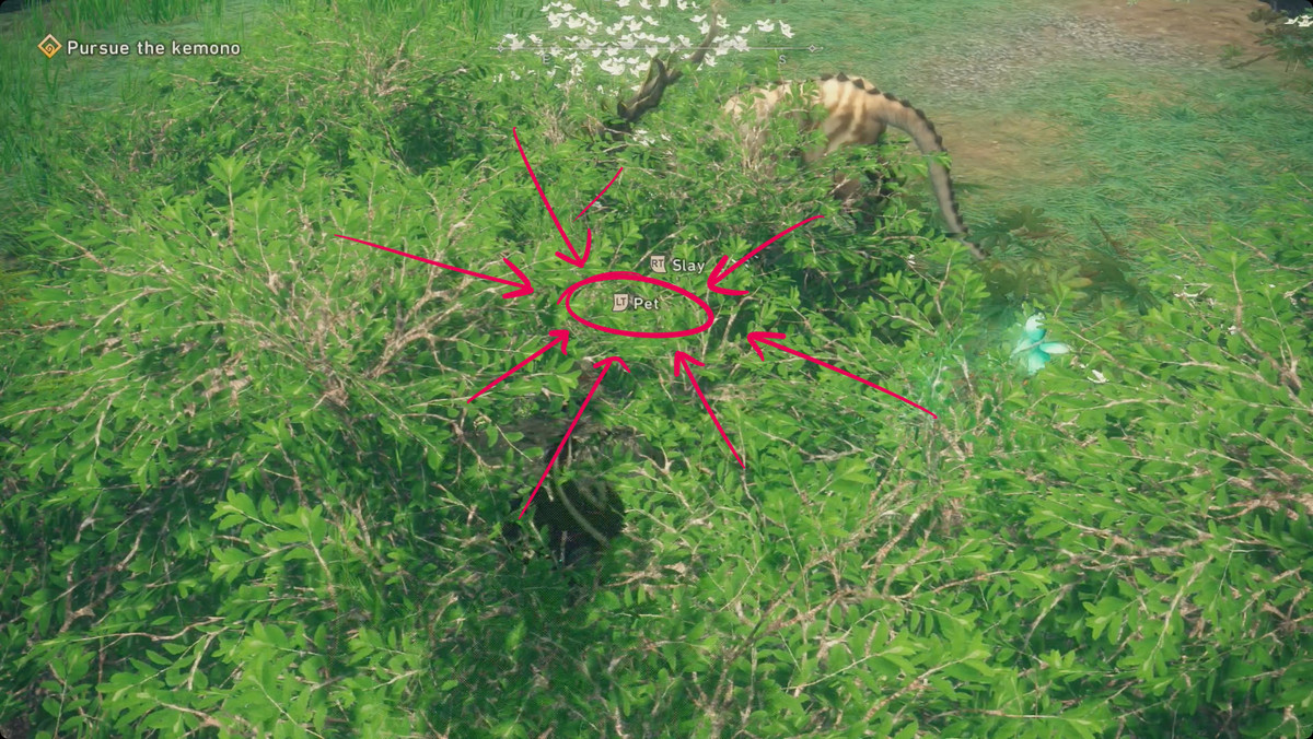 Un cacciatore di Wild Hearts nascosto in un cespuglio accanto a una piccola creatura kemono.  C'è un prompt al centro dello schermo che dice 