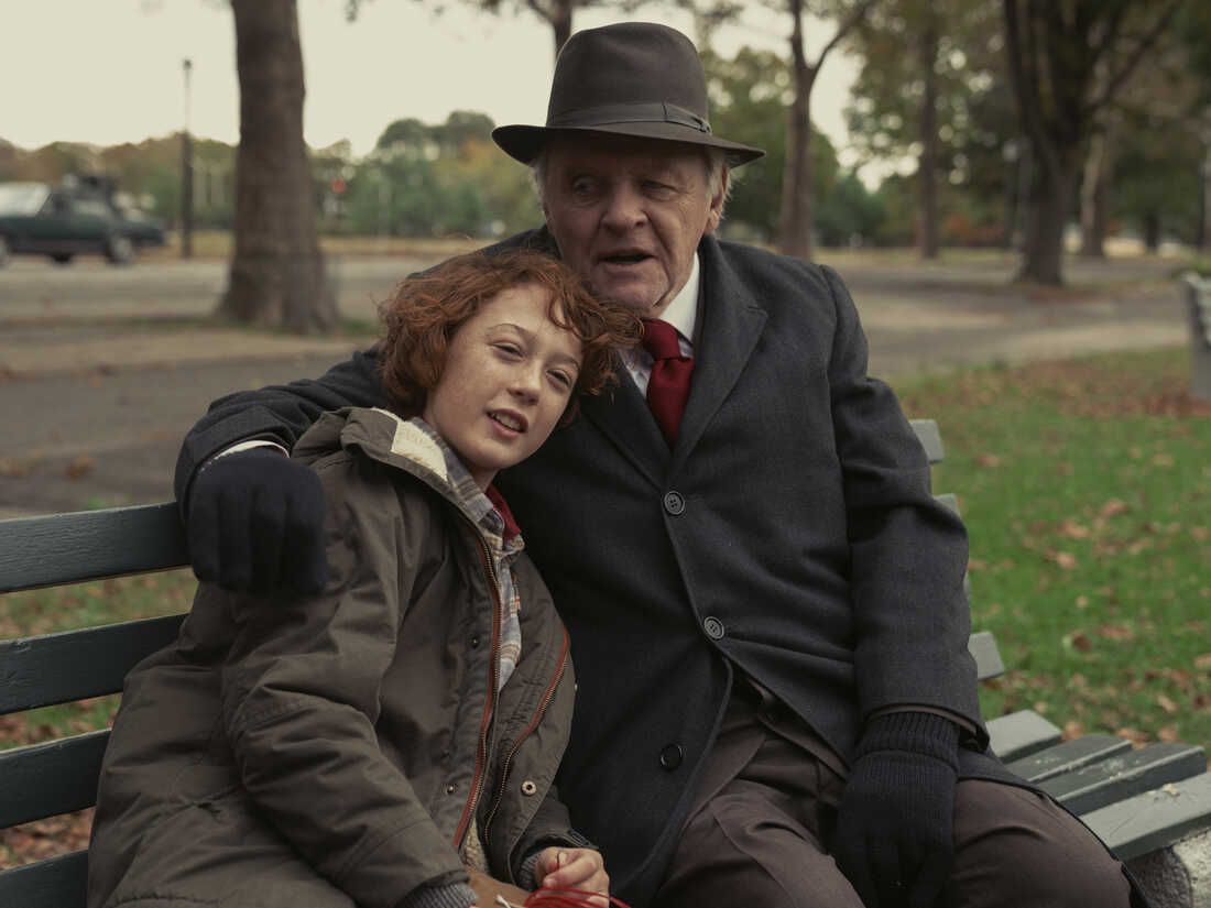 Un ragazzo con un cappotto marrone (Michael Banks Repta) siede su una panchina in un parco accanto a un uomo più anziano (Anthony Hopkins), abbracciato.