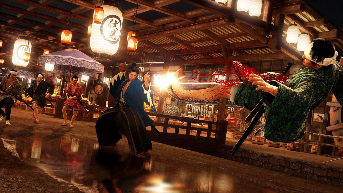 Un samurai spara a un altro samurai con una pistola durante un combattimento con la spada in un edificio in Like a Dragon: Ishin!
