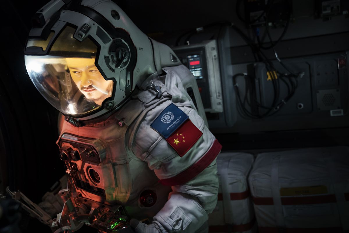 Wu Jing nei panni di Liu Peiqiang nella sua tuta da astronauta in The Wandering Earth.