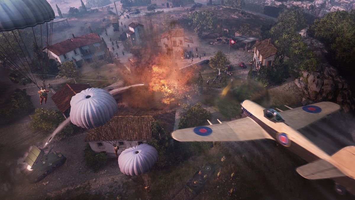 Un aereo alleato vola basso accanto ai paracadutisti sopra la campagna italiana in Company of Heroes 3