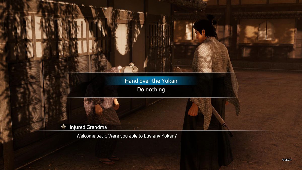 Ryoma consegna la medicina a una nonna ferita in Like a Dragon: Ishin!