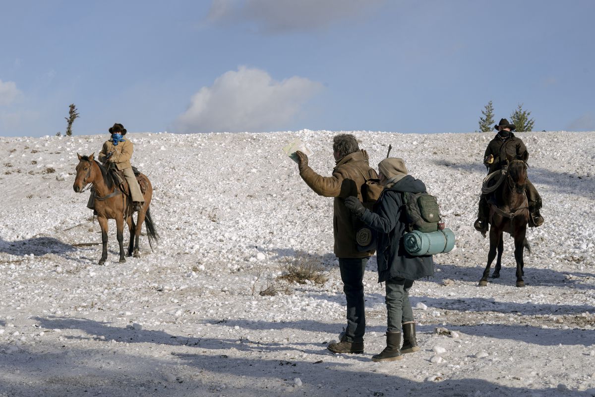 Joel (Pedro Pascal) ed Ellie (Bella Ramsey) alzano le mani mentre sono circondati dai Jackson a cavallo