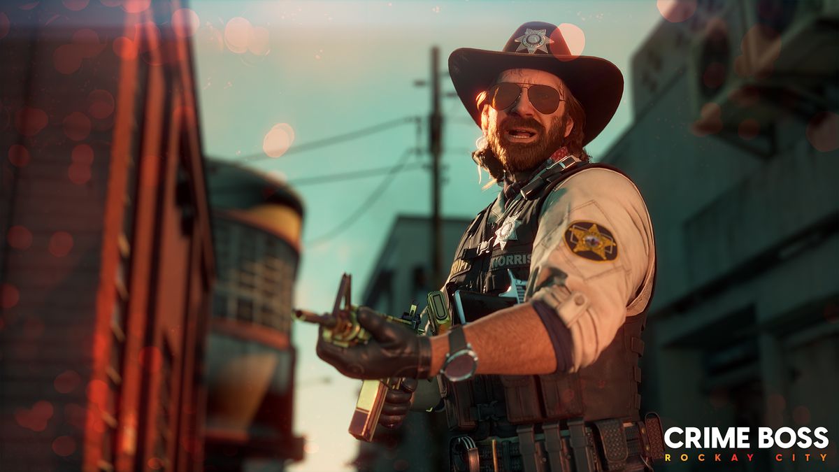 Uno sceriffo con indosso un cappello da cowboy interpretato da Chuck Norris impugna un fucile d'assalto in uno screenshot di Crime Boss: Rockay City