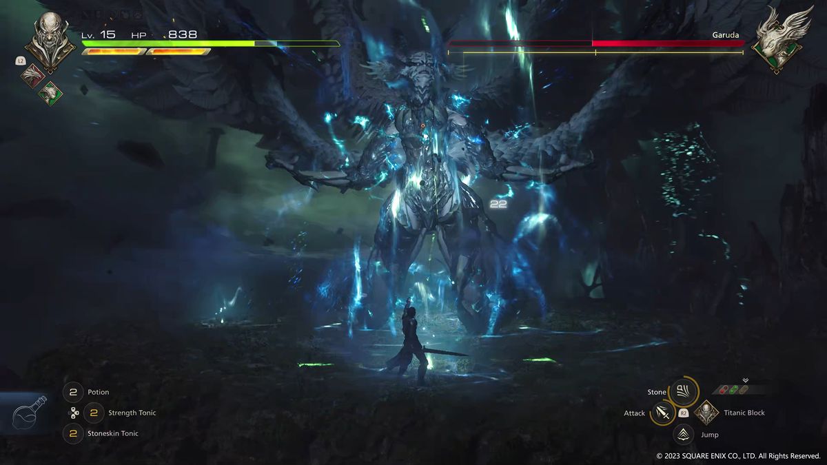 Clive Rosfield affronta il gigante alato Eikon Garuda in una battaglia contro un boss di Final Fantasy 16