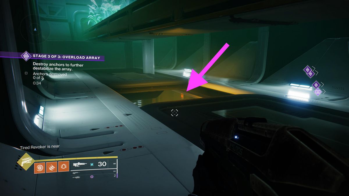 Un cacciatore guarda una fossa in un corridoio che conduce al delta della coltura idroponica in Destiny 2 Lightfall.