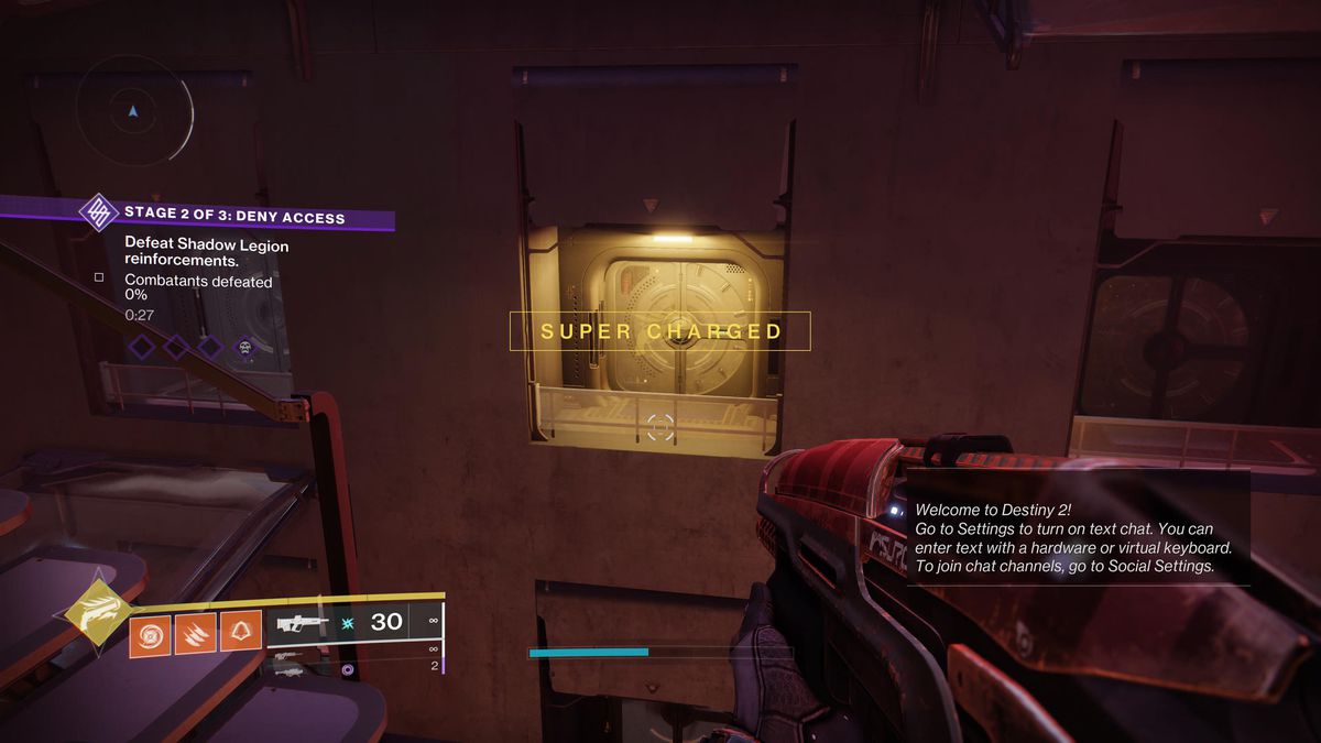 Un cacciatore guarda una porta d'oro che conduce al settore perduto della coltura idroponica su Nettuno in Destiny 2 Lightfall.