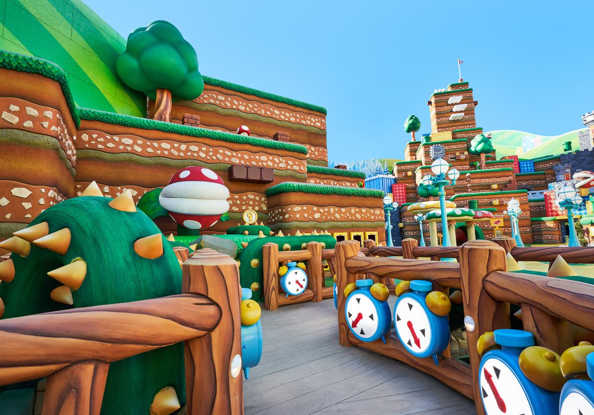 Una veduta dell'attività della Pianta Piranha di Super Nintendo World, con uno scenario sullo sfondo.