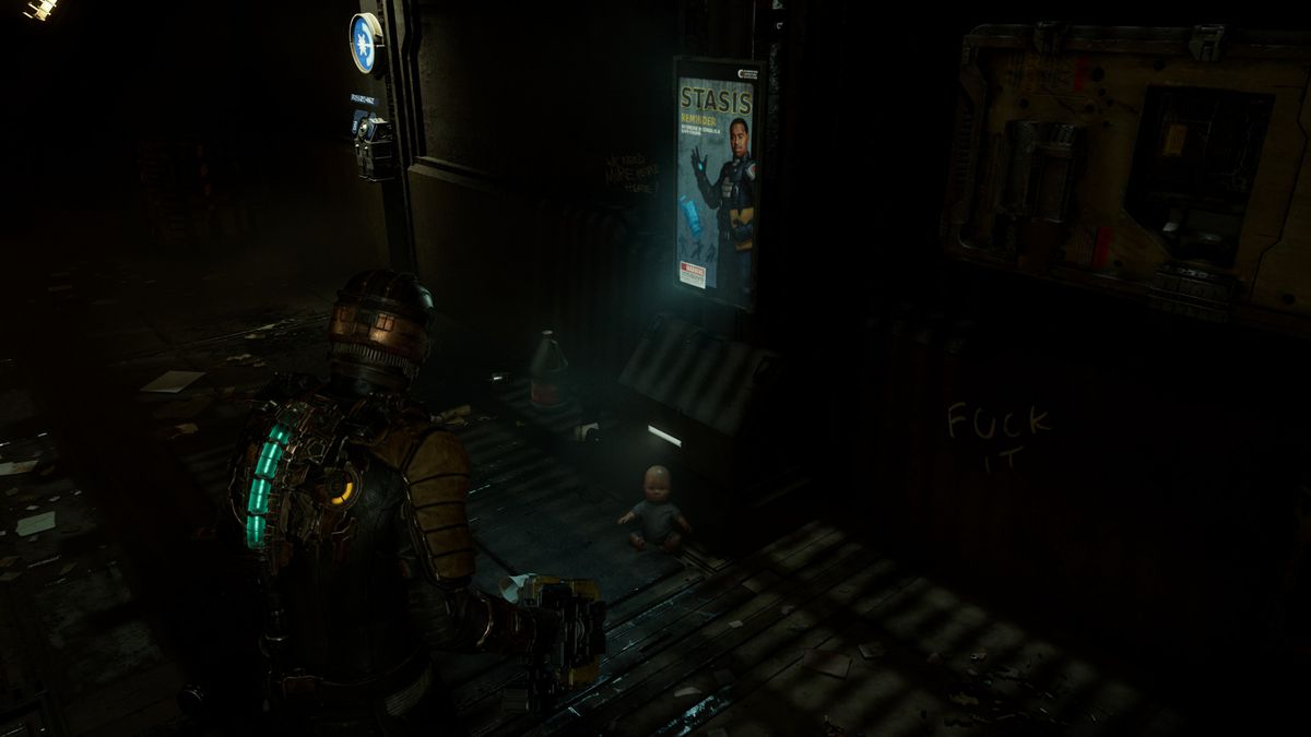 Isaac Clarke, protagonista di Dead Space, guarda un bambolotto sul pavimento.  Il muro dietro la bambola ha dei graffiti che dicono 