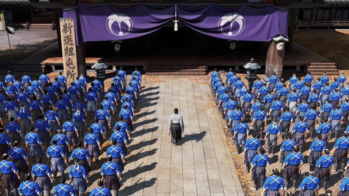 Ryoma Sakamoto percorre una navata durante una cerimonia tra centinaia di persone in Like a Dragon: Ishin!