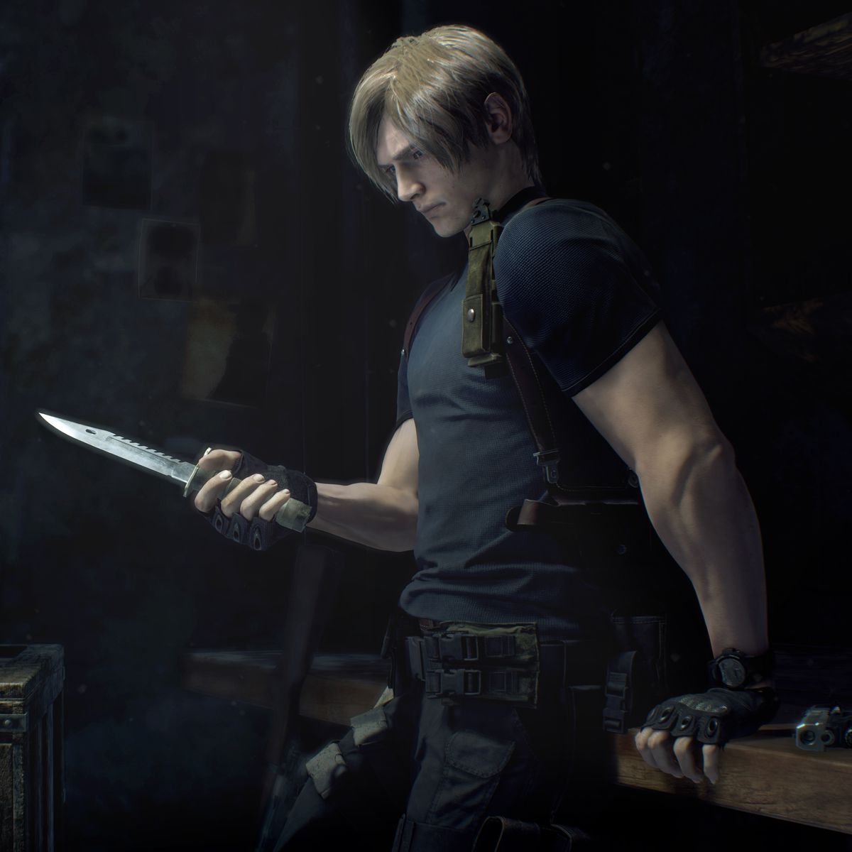 Leon S. Kennedy impugna un coltello nel remake di Resident Evil 4.
