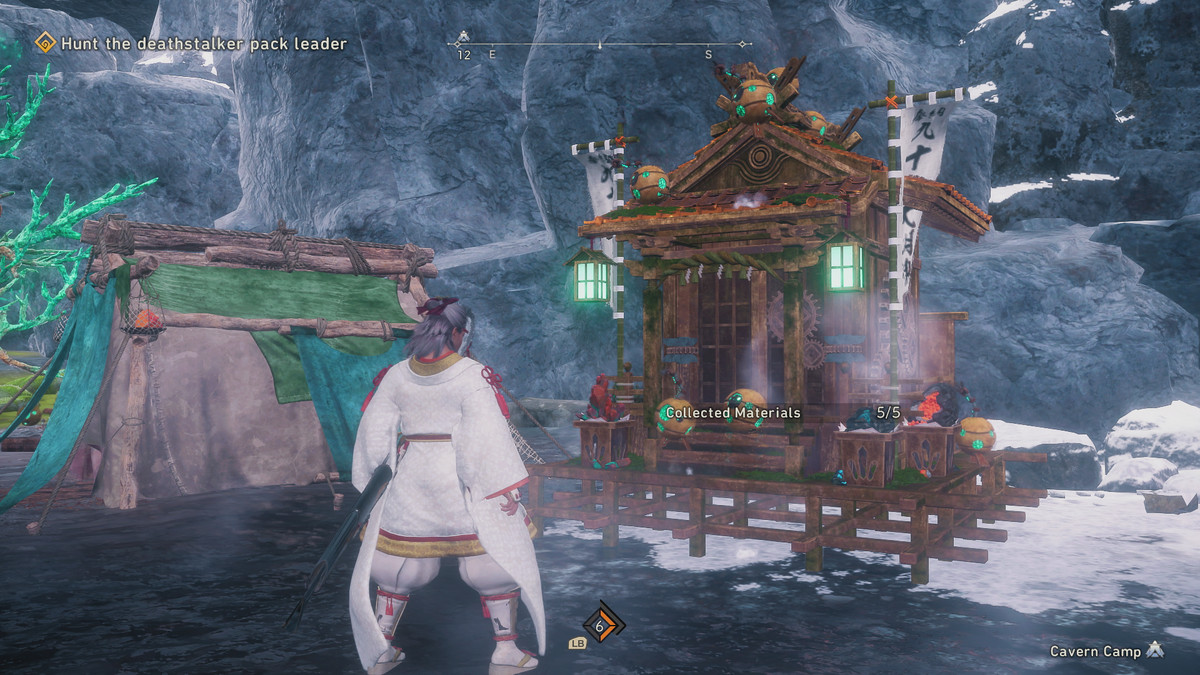 Cacciatore di Wild Hearts in piedi davanti a un Tsukumo Ore Shrine Dragon Karakuri