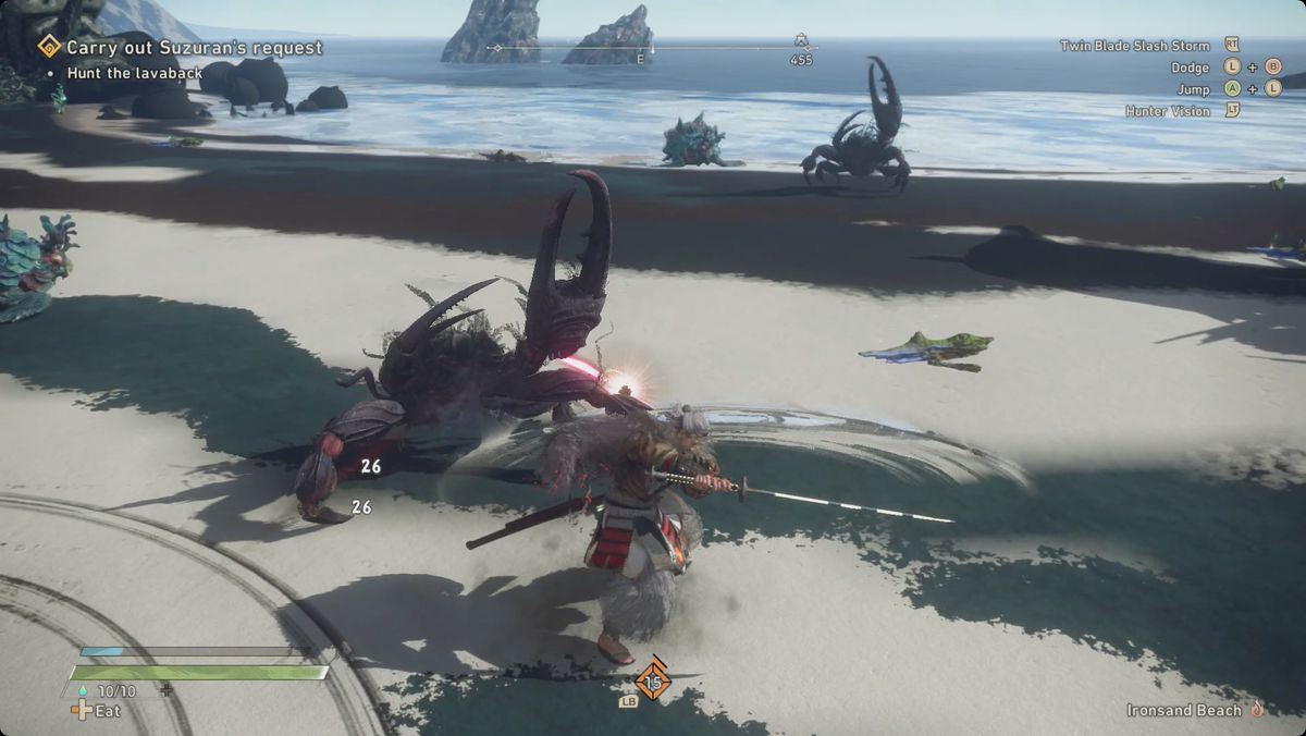 Un cacciatore di Wild Hearts che attacca un granchio gigante su una spiaggia.