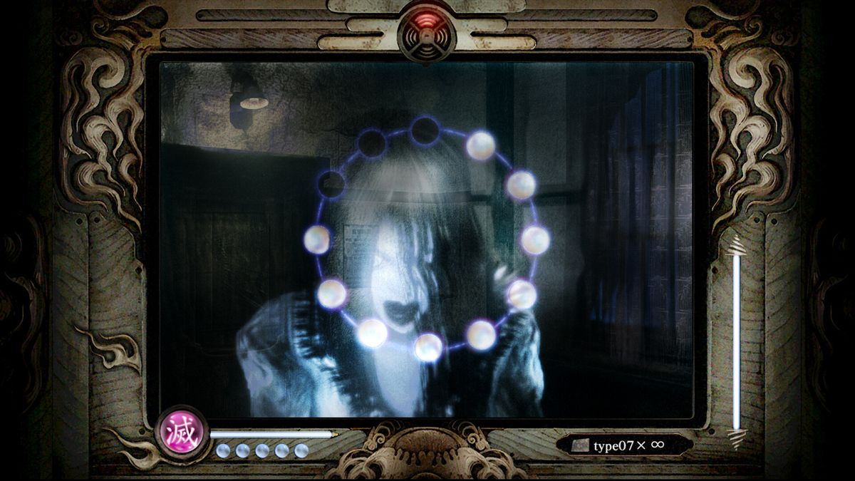 Fatal Frame: Mask of the Lunar Eclipse - La Camera Obscura viene mostrata alla vista del giocatore, rivelando un fantasma femminile arrabbiato pronto ad attaccare