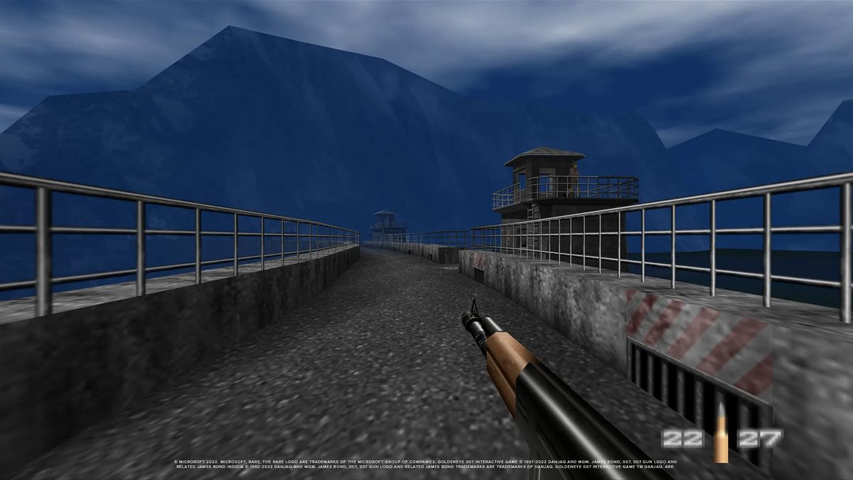 James Bond cammina lungo la diga nel primo livello di GoldenEye 007 portando un Soviet KF7