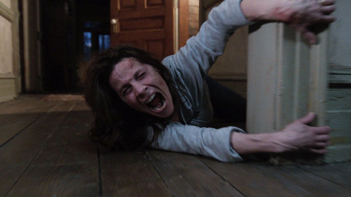 Lili Taylor viene trascinata via urlando in The Conjuring (2013)