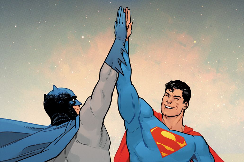 Batman e Superman si danno il cinque nello spazio sulla copertina di Batman/Superman: World's Finest #1 (2022).