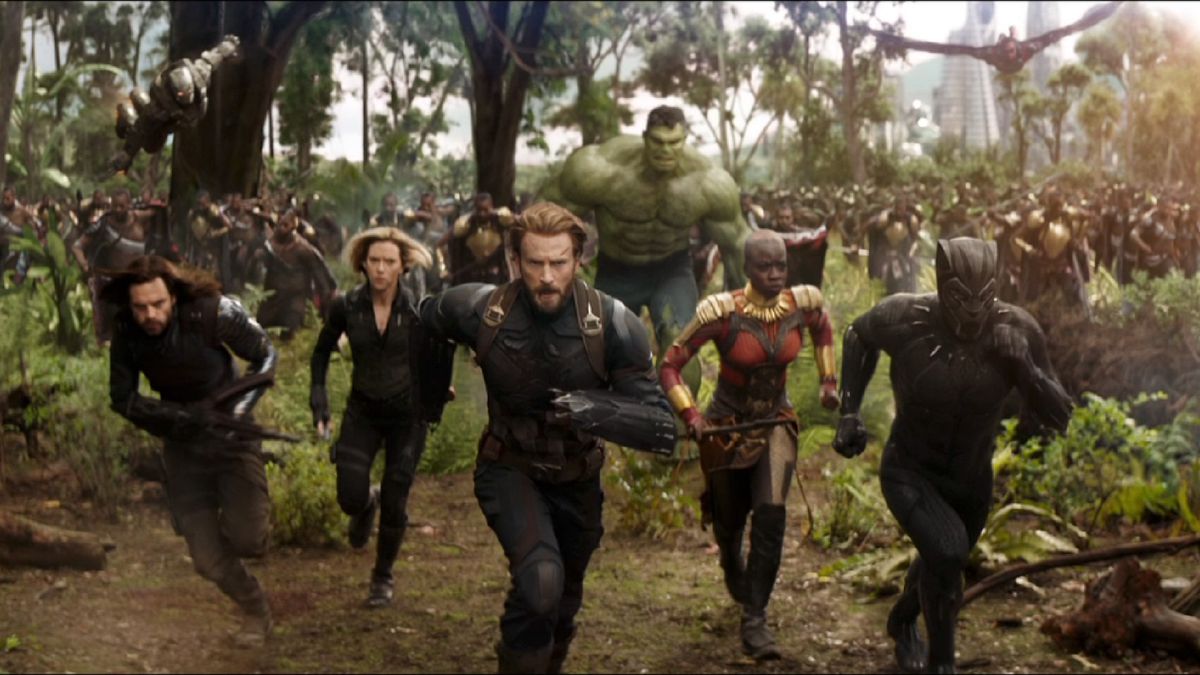 una scena tagliata dal trailer di Avengers: Infinity War con gli eroi Winter Soldier, Black Widow, Captain America, Hulk, Okoye e Black Panther che corrono in fila attraverso una foresta Wakandan