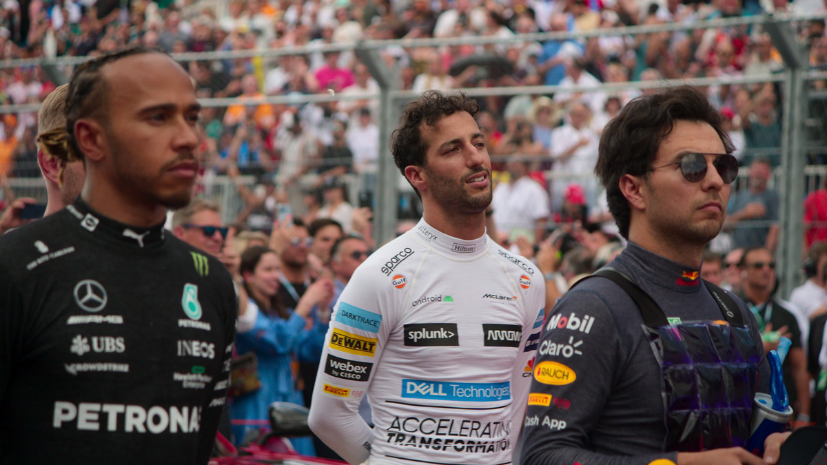 Lewis Hamilton, Danny Ricciardo e Sergio Perez sono in pista mentre suona un inno nazionale in Drive to Survive.