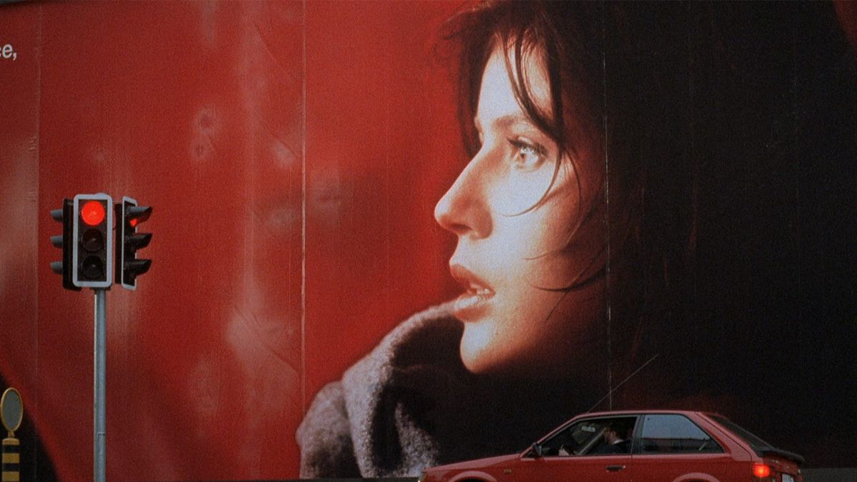Un gigantesco poster promozionale mostra Juliette Binoche in rosso.