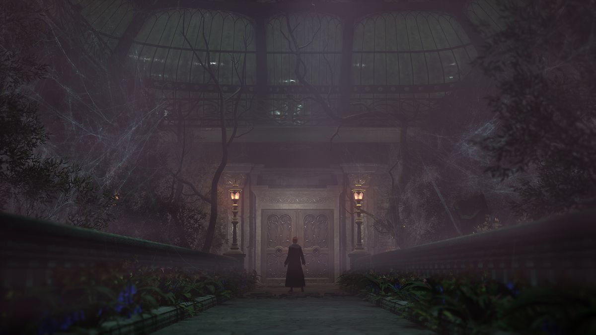 Una strega si trova davanti a una porta in Hogwarts Legacy in una serra scarsamente illuminata