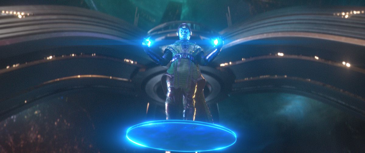 Kang, illuminato di blu, si libra giù dalla sua stazione nel Regno Quantico in Ant-Man and the Wasp: Quantumania