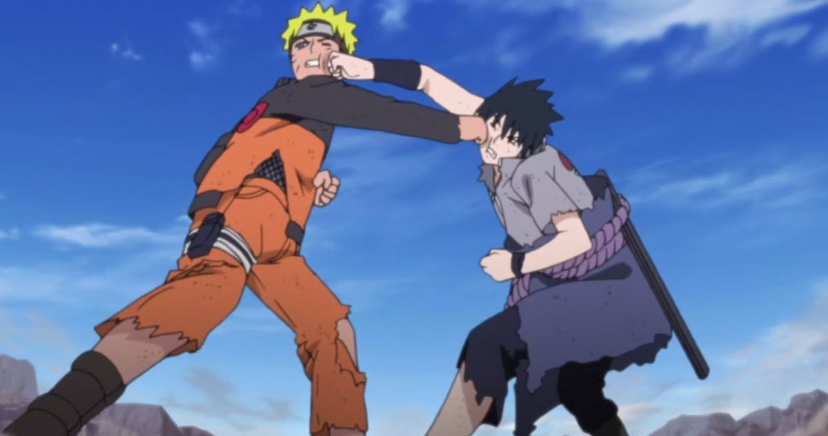 Un ragazzo anime dai capelli biondi (Naruto) che indossa una fascia di metallo e una tuta arancione che scambia colpi con un ragazzo anime dai capelli scuri (Sasuke) in un'uniforme grigia e viola in Naruto: Shippuden del 2007.