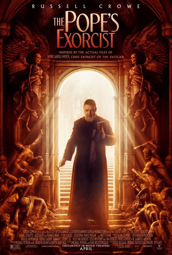 Poster per L'esorcista del Papa, con Russell Crowe in abito da prete in piedi davanti a una porta ben illuminata, con scheletri e figure intorno a lui.