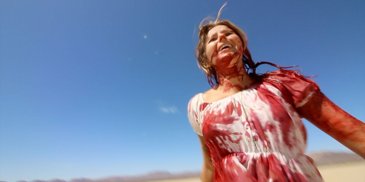Michelle May attraversa il deserto sorridendo e ricoperta di sangue in The Outwaters