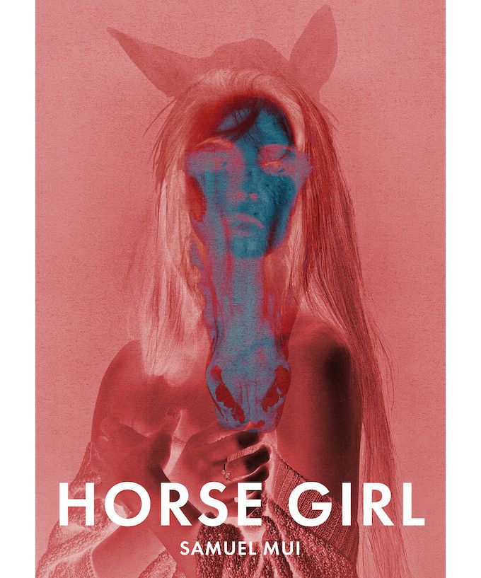 Un'immagine negativa sfumata di rosa di un cavallo sovrapposta a una donna.
