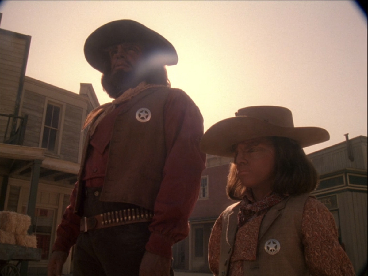 Worf (Michael Dorn) e un bambino Klingon più piccolo vestito da Far West