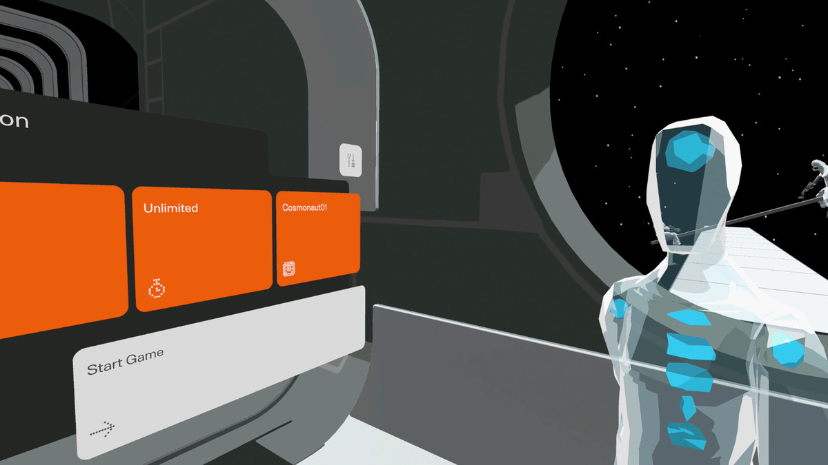 Una figura poligonale astratta del giocatore si trova accanto ad alcune opzioni di menu arancioni e grigie in una lobby in C-Smash VRS