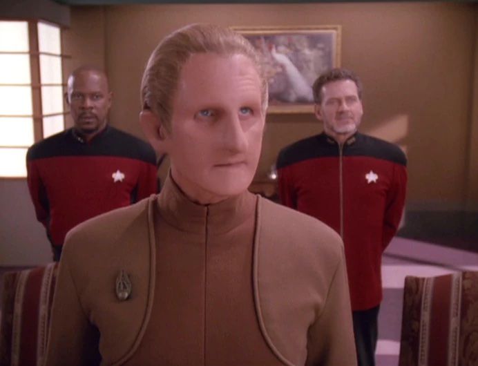 L'agente Odo, un membro della razza Changling in Star Trek: Deep Space 9. È affiancato dal Capitano Sisko da un lato e da un ammiraglio della Flotta Stellare dall'altro. 